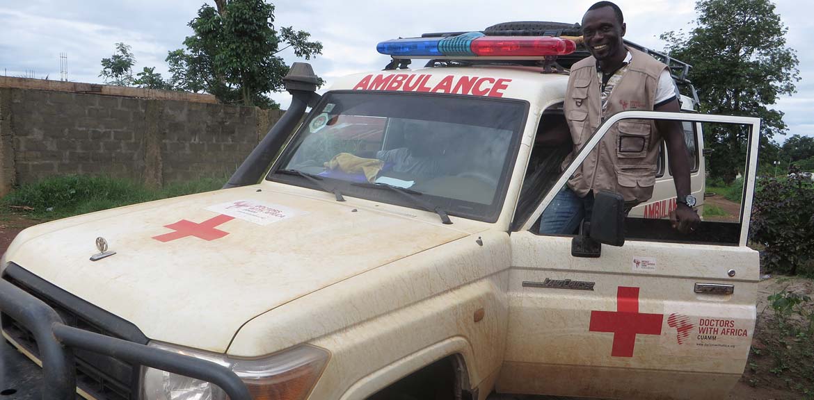 L'autista Bockarie "Kenie" Allieu e la nuova ambulanza in servizio nel distretto di Pujehun - Sierra Leone