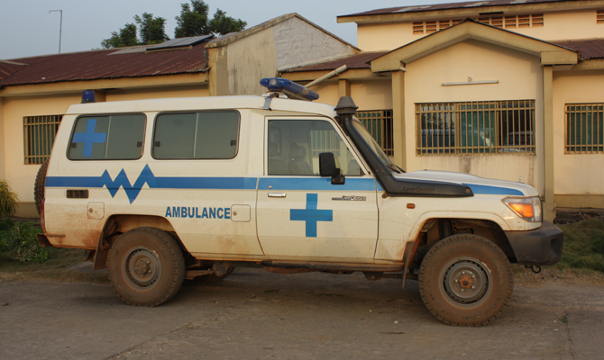sierra leone medici con l'africa cuamm ambulanza per le gestione delle emergenze ostetriche a pujehun